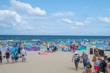 Jastrzebia Gora, Polonya - 21 Temmuz 2021: Baltık Denizi 'nde aşırı kalabalık plaj.