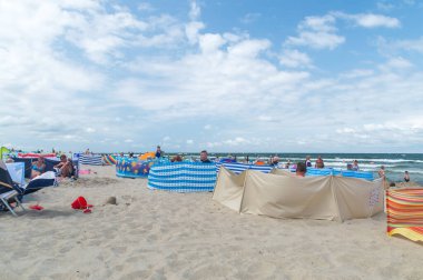 Jastrzebia Gora, Polonya - 21 Temmuz 2021: Yaz mevsiminde plajda rüzgâr fırtınası olanlar.