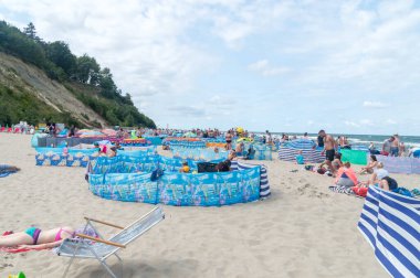 Jastrzebia Gora, Polonya - 21 Temmuz 2021: Baltık Denizi 'ndeki aşırı kalabalık plaja bakın.