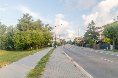 Chalupy, Polonya - 21 Temmuz 2021: Chalupy ana caddesi. Chalupy popüler bir Polonya sahil beldesi..