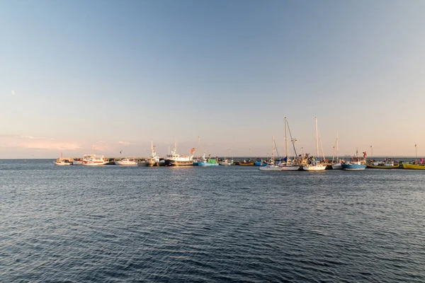 クズニツァ ポーランド 2021年7月20日 日没時にクズニツァ港で船 クズニツァは人気のあるポーランドの海辺のリゾートです — ストック写真