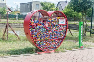 Chlapowo, Polonya - 21 Temmuz 2021: Yardım amaçlı plastik kapaklar koleksiyonu.