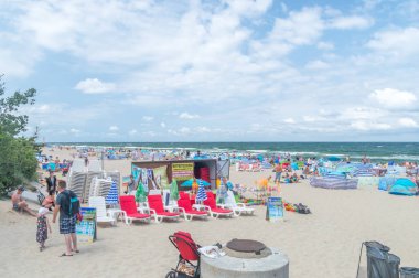 Jastrzebia Gora, Polonya - 21 Temmuz 2021: Yaz gününde Baltık Denizi 'nde aşırı kalabalık plaj.