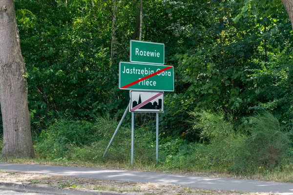 ポーランドのJasterzebia GoraのRozewieと終わりへの入り口の通りの標識 RozwieとJestzebia Goraはポーランドの町の名前です — ストック写真