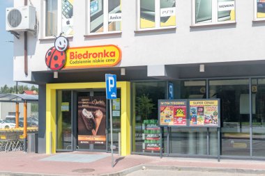 Starogard Gdanski, Polonya - 25 Temmuz 2021: Polonya 'nın en büyük süpermarketlerinden biri olan Biedronka' ya Giriş.