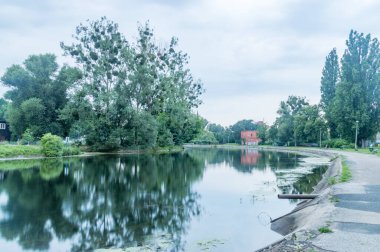 Brda Nehri bulutlu bir günde Bydgoszcz, Polonya şehir merkezinde.