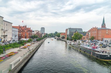 Bydgoszcz, Polonya - 25 Temmuz 2021: Bulutlu bir günde eski Bydgoszcz kasabasındaki Brda Nehri.