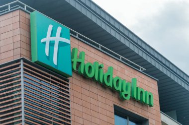 Bydgoszcz, Polonya - 25 Temmuz 2021: Logo ve Holiday Inn işareti.