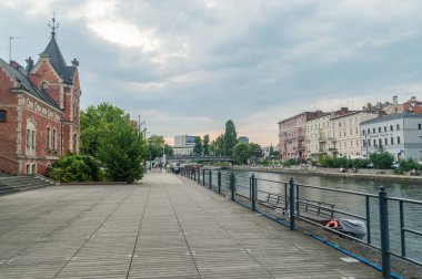 Bydgoszcz, Polonya - 25 Temmuz 2021: Brda nehri üzerindeki Balık Pazarı Meydanı.