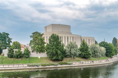Bydgoszcz, Polonya - 25 Temmuz 2021: Opera Nova - Kuyavian-Pomeranian Filarmoni Orkestrası Brda Nehri kıyısındaki modern müzik tiyatrosu
