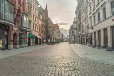Torun, Polonya - 26 Temmuz 2021: Szeroka caddesinde gün doğumu, eski Torun kentinde ana yaya caddesi.