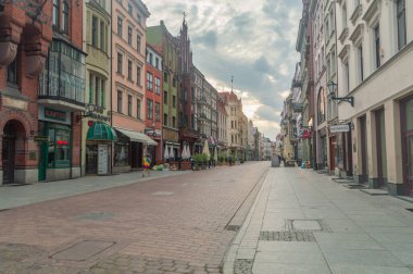 Torun, Polonya - 26 Temmuz 2021: Szeroka caddesinde sabah manzarası, eski Torun kasabasının ana yaya sokağı.