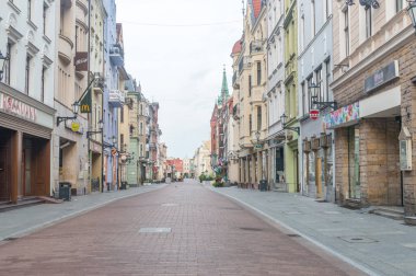 Torun, Polonya - 26 Temmuz 2021: Szeroka Caddesi, eski Torun kasabasındaki ana yaya sokağı.