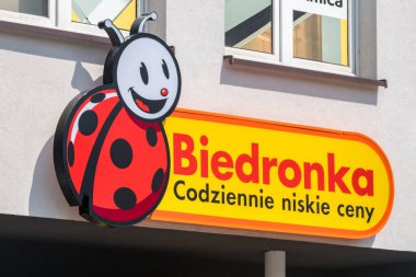 Starogard Gdanski, Polonya - 25 Temmuz 2021: Polonya 'nın en büyük süpermarketlerinden biri olan Biedronka Logosu.