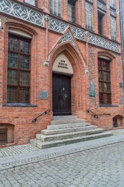 Torun, Polonya - 26 Temmuz 2021: Eski Torun kasabasındaki Kopernik Evi. 15. yüzyılın ikinci yarısında Kopernik ailesine ait Gotik apartman dairesi..