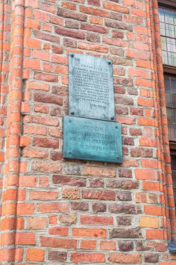 Torun, Polonya - 26 Temmuz 2021: Nicolaus Kopernik Müzesi hakkında bilgilendirme kurulu.