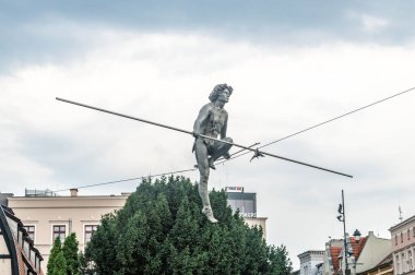 Bydgoszcz, Polonya - 25 Temmuz 2021: Jerzy Kedziora 'nın Nehri Geçen Heykel.
