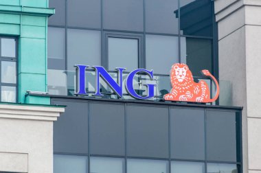Bydgoszcz, Polonya - 25 Temmuz 2021: ING işaret kolu. ING, merkezi Amsterdam 'da bulunan çok uluslu bir Hollanda bankacılık ve finansal hizmet şirketidir..
