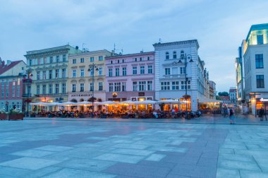 Bydgoszcz, Polonya - 25 Temmuz 2021: Eski Pazar Meydanı, Bydgoszcz şehrinin eski semtinde, alacakaranlıkta yer almaktadır..