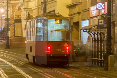 Bydgoszcz, Polonya - 25 Temmuz 2021: Gece tramvay durağı.