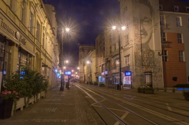 Bydgoszcz, Polonya - 25 Temmuz 2021: Bydgoszcz 'de tramvay raylı gece sokak manzarası.