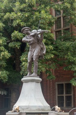 Torun, Polonya - 26 Temmuz 2021: Eski Torun kentindeki Raftsman çeşmesinde keman çalan Lighterman.