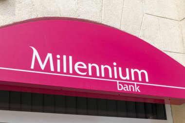 Swiecie, Polonya - 25 Temmuz 2021: Bank Millennium S.A Logosu.