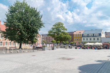 Starogard Gdanski, Polonya - 25 Temmuz 2021: Yaz mevsimi Pazar Meydanı.
