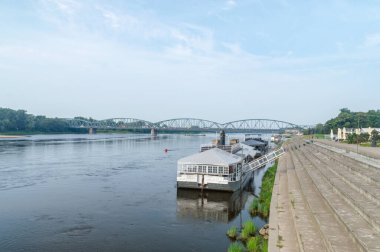 Torun, Polonya - 26 Temmuz 2021: Torun Vistula nehri üzerinde Philadelphia Bulvarı.