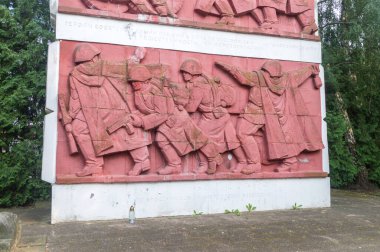 Malbork, Polonya - 26 Temmuz 2021: Malbork Sovyet Askeri Mezarlığı 'ndaki heykel detayları.