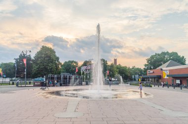 Malbork, Polonya - 26 Temmuz 2021: Kazimierz Jagiellonczyk Meydanı 'ndaki çeşme (Casimir IV Jagiellon).