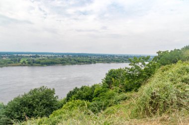 Grudziadz 'daki Vistula Nehri kıyısında manzara. Polonya 'nın en uzun nehri..