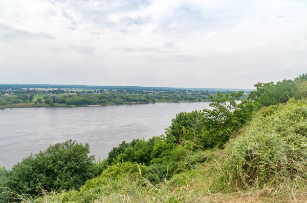 Grudziadzの川ヴィスワ川の岸の風景 ポーランドで最も長い川 — ストック写真