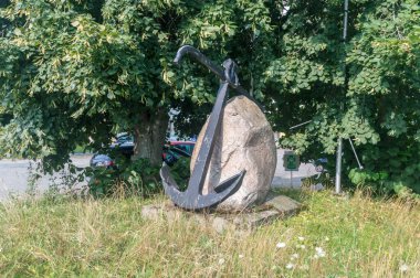 Torun, Polonya - 26 Temmuz 2021: Metal bir çapa heykeli.