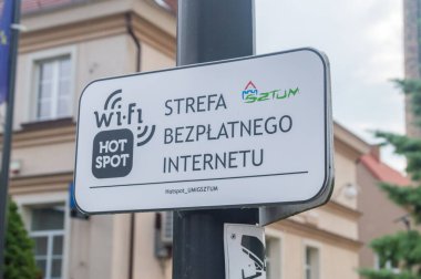 Sztum, Polonya - 26 Temmuz 2021: Sztum şehrindeki ücretsiz WiFi hakkında bilgi. Sztum İnternet yardım noktası.