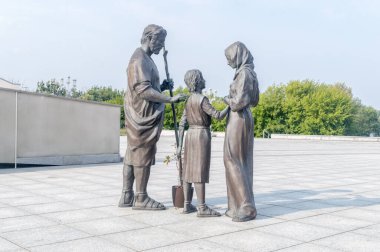 Torun, Polonya - 26 Temmuz 2021: Kutsanmış Bakire Meryem Anıtı, Yeni Evanjelizasyon Yıldızı ve Aziz John Paul II.