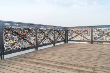 Torun, Polonya - 26 Temmuz 2021: Vistula Nehri üzerindeki eski köprüde asma kilit.