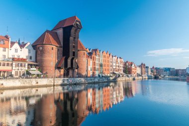 Gdansk, Polonya - 31 Temmuz 2021: Motlawa nehrindeki eski Gdansk kasabası.