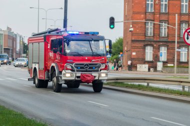 Malbork, Polonya - 26 Temmuz 2021: Polonyalı itfaiyeciler itfaiye aracında.