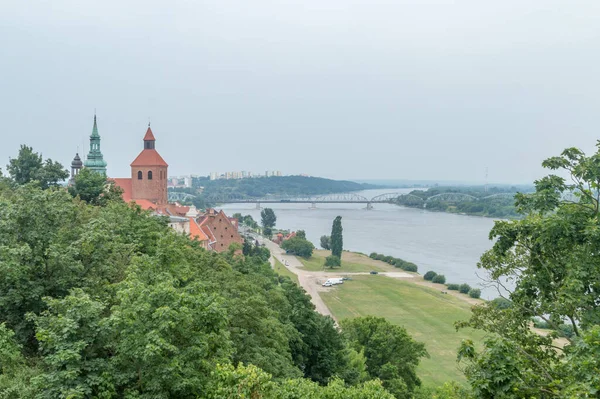 Polonya 'nın Grudziadz kentindeki Vistula Nehri kıyısında manzara.
