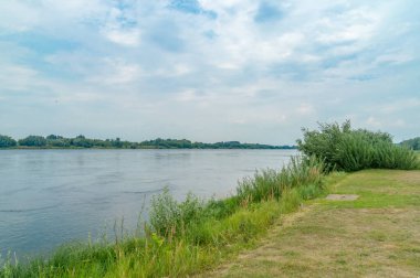 Bulutlu gökyüzüne karşı Vistula Nehri.