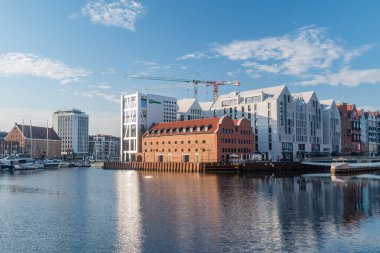 Gdansk, Polonya - 31 Temmuz 2021: Motlawa nehri üzerindeki Granary Adası.