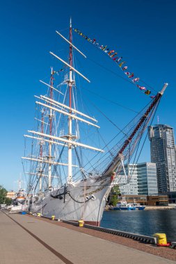Gdynia, Polonya - 1 Ağustos 2021: Dar Pomorza ünlü Polonya gemisi Gdynia 'ya yanaştı.