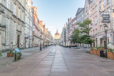 Gdansk, Polonya - 31 Temmuz 2021: Ulica Dluga (The Long Lane, Almanca: Langgasse), Polonya 'nın Gdansk kentinde yer alan bir şehirdir..