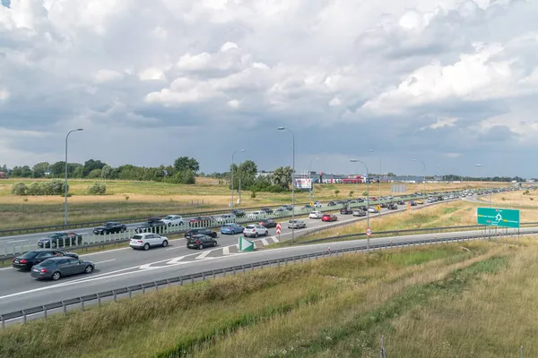 波兰普鲁士兹 格但斯基 Pruszcz Gdanski 2021年7月31日 在波兰高速公路上的繁忙交通中缓慢行驶的车辆 — 图库照片