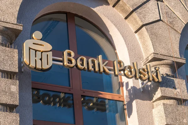 Gdynia, Polonya - 1 Ağustos 2021: Polonya 'daki PKO Bank Polski (Powszechna Kasa Oszczednosci Bank Polski).