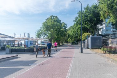 Gdynia, Polonya - 1 Ağustos 2021: Gdynia 'da Baltık plajı boyunca yürüyüş ve bisiklet yolu.