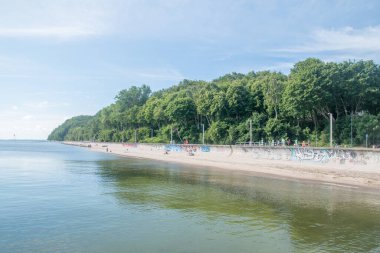 Gdynia, Polonya - 1 Ağustos 2021: Gdynia 'da Baltık Denizi üzerinde dalgalanan deniz manzarası.
