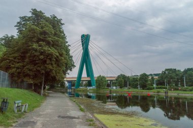 Polonya 'nın Bydgoszcz kentindeki Brda Nehri üzerindeki köprü..
