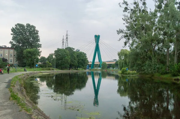 Река Брда Мостом Университетском Шоссе — стоковое фото